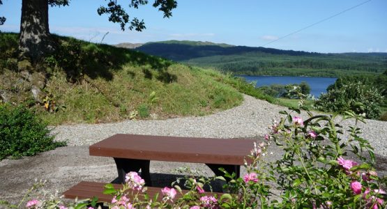 Garden area for Barn picnic table, garden and Loch