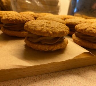 biscuits filled iwth chocolate cream